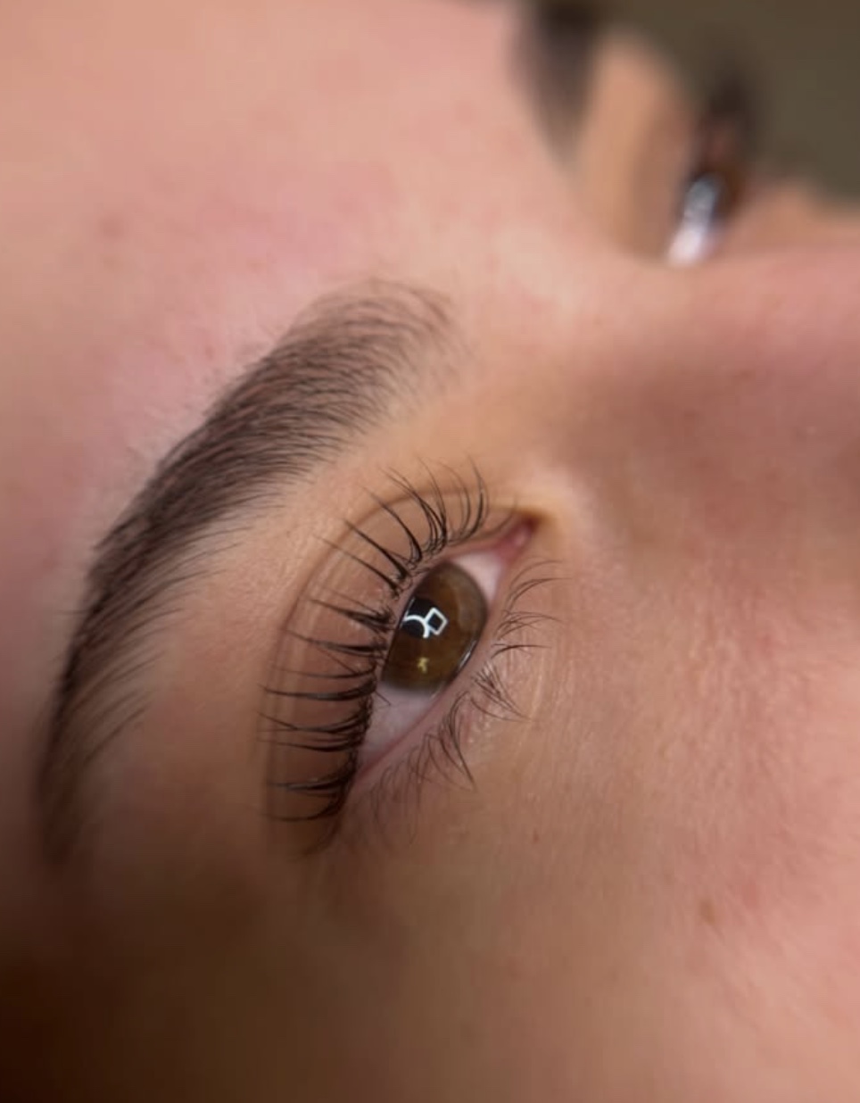 Olhar com cílios curvados e definidos após procedimento no estúdio
